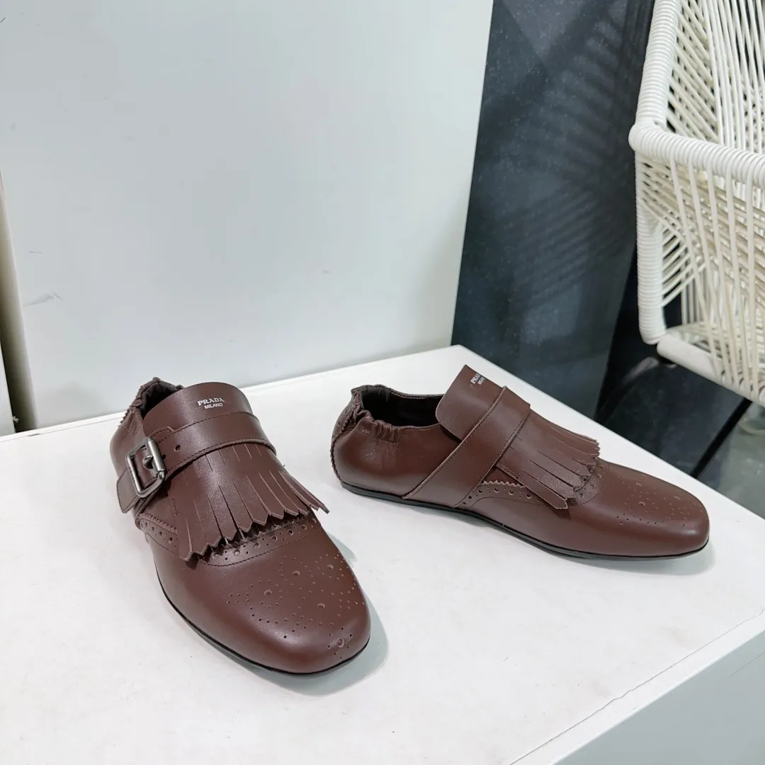👟👟Ex-factory price 580👟👟! Prada 25 spring and summer catwalk new brogue carved tassel retro loafers and slippers series 🔥 🌟🌟🌟This shoe deliberately presents a classic and retro style, with both masculine temperament and feminine style, forming a binary contrast, highlighting the iconic style of the Prada series. The tassels are crafted using special craftsmanship, and details such as buckles and brogue patterns reveal traditional charm. An unconventional and surprising reinterpretation, the shoe is re-launched in a more fashionable design. The upper is made of imported calfskin, the lining is sheepskin, and the original molded rubber sole. Number of yards: 35-40 (40 pieces are non-refundable). Comes with original packaging.